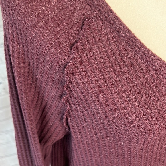 American Eagle soft & sexy plush v neck waffle rough hem shirt maroon XS - Picture 2 of 9
